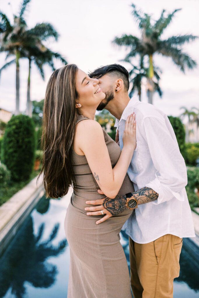 man kissing pregnant women